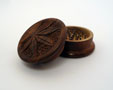 Holzgrinder Cannabis-Blatt